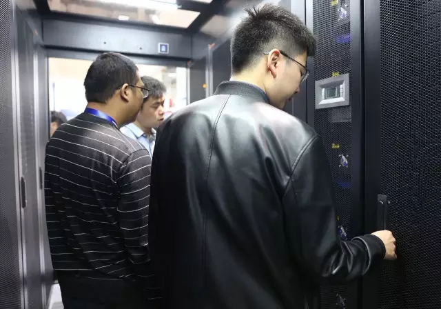 趣体育一体化数据中心机房
